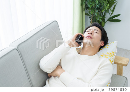 ソファでくつろぐ男性 ソファでくつろぐ男性 29874850