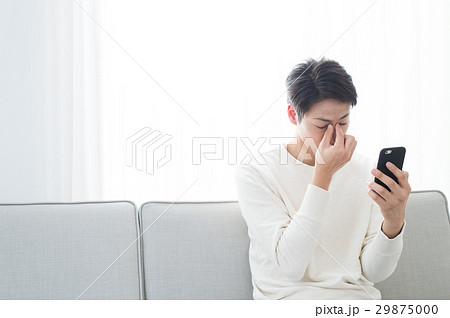 ソファでくつろぐ男性 29875000