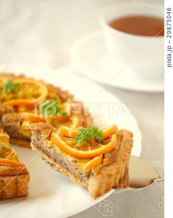 オレンジとヘーゼルナッツクリームタルトのティータイム オレンジとヘーゼルナッツクリームタルトのティータイム 29875046