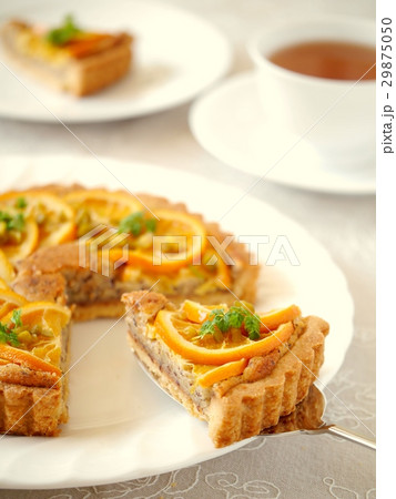 オレンジとヘーゼルナッツクリームタルトのティータイム カット&ホール(縦位置) オレンジとヘーゼルナッツクリームタルトのティータイム カット&ホール(縦位置) 29875050