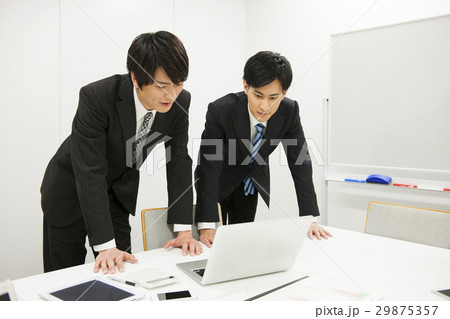 打ち合わせをする若いビジネスマン　ビジネスチーム　会議　プレゼンテーション　勉強会　　講習会 29875357