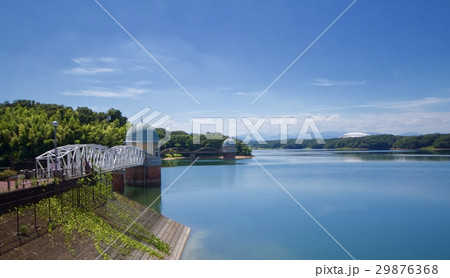 真夏の多摩湖の取水塔 29876368
