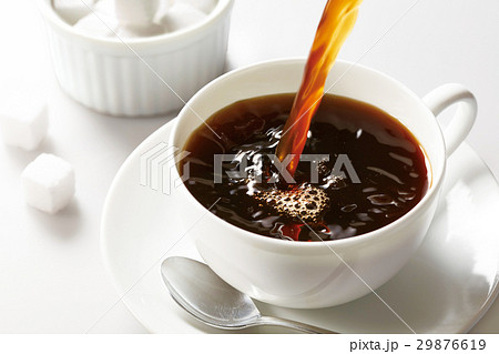 コーヒー注ぐ 29876619