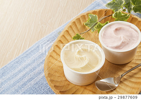 アイスクリーム（バニラ、ストロベリー） 29877609