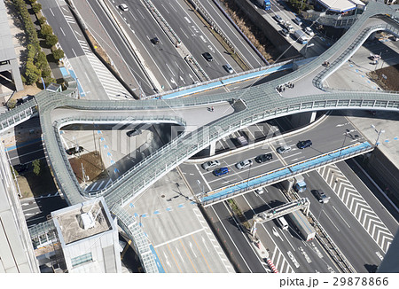 東京都市風景　立体交差　高速道路と一般道　歩道橋　 29878866