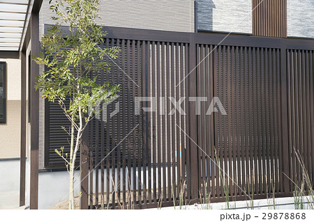 住宅　エクステリア　縦格子フェンス 29878868