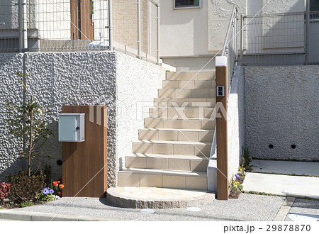 ヒナ段に建つ住宅玄関アプローチイメージ 階段の写真素材