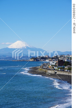 冬晴れの快晴のもと稲村ヶ崎から富士山を望む（神奈川県鎌倉市） 29880040
