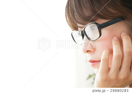 ジャケットを脱ぐ若い日本人のビジネスウーマン 29880283