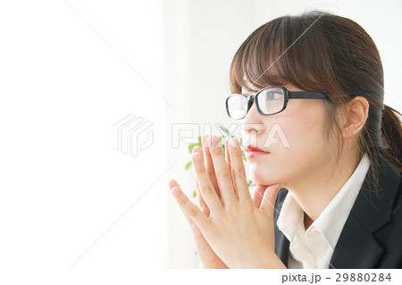 ジャケットを脱ぐ若い日本人のビジネスウーマン ジャケットを脱ぐ若い日本人のビジネスウーマン 29880284
