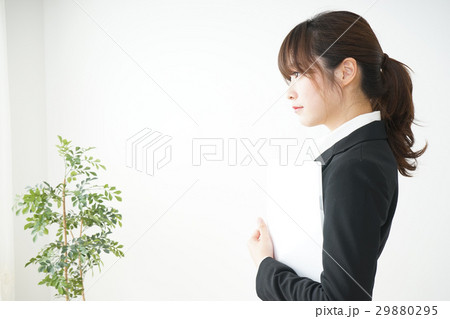 ジャケットを脱ぐ若い日本人のビジネスウーマン ジャケットを脱ぐ若い日本人のビジネスウーマン 29880295