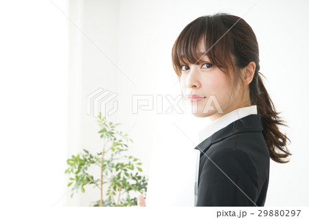 ジャケットを脱ぐ若い日本人のビジネスウーマン 29880297