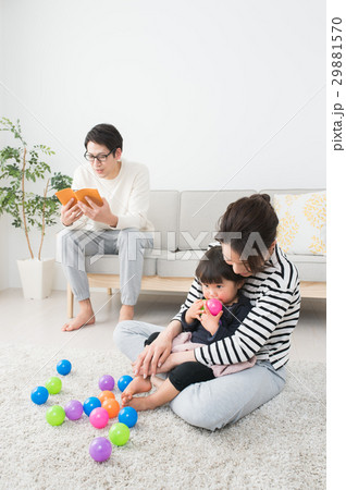 ステイホームイメージ　自宅リビング 29881570