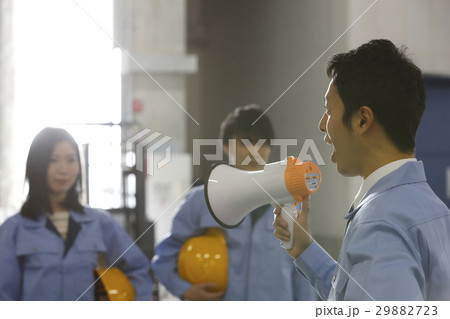 朝礼風景　安全確認をする作業員 29882723