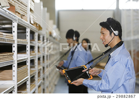 在庫管理作業をする作業員 在庫管理作業をする作業員 29882867
