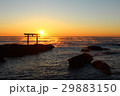 海岸の鳥居と日の出 29883150