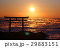 海岸の鳥居と日の出 29883151