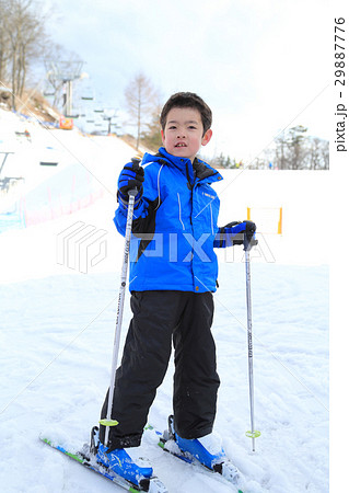 スキーを楽しむ子供 スキーを楽しむ子供 29887776