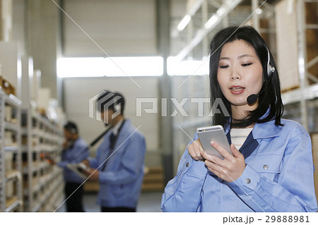 在庫管理作業をする作業員 在庫管理作業をする作業員 29888981