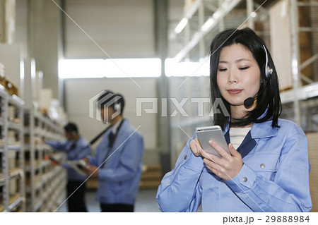 在庫管理作業をする作業員 29888984