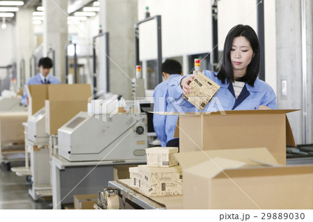 流通ビジネスイメージ　倉庫　工場　製造　運送　運輸　物流　箱詰め　検品　アソート　個別案件 29889030