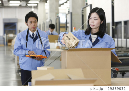 流通ビジネスイメージ　倉庫　工場　製造　運送　運輸　物流　箱詰め　検品　アソート　個別案件 29889032