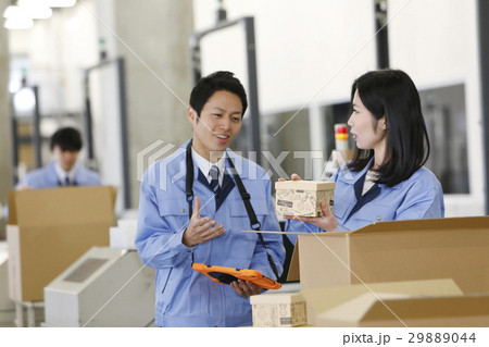 流通ビジネスイメージ　倉庫　工場　製造　運送　運輸　物流　箱詰め　検品　アソート　個別案件 29889044