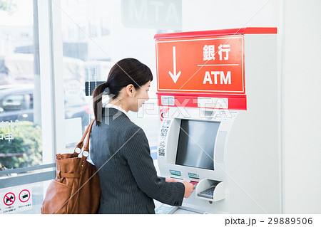 ビジネスウーマン(コンビニATM) ビジネスウーマン(コンビニATM) 29889506