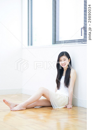 ミニスカートの女性 29890034