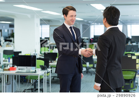 グローバル ビジネス 握手 オフィス イメージ 29890926