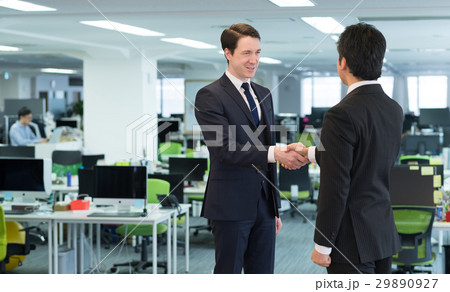 グローバル ビジネス 握手 オフィス イメージ 29890927