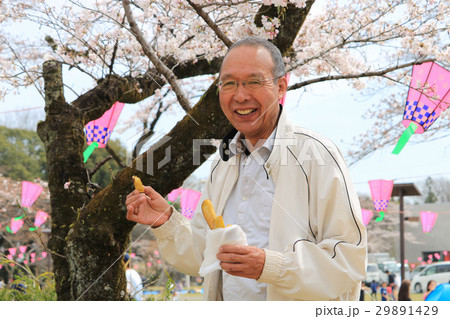 お花見でおやつを食べるシニア お花見でおやつを食べるシニア 29891429