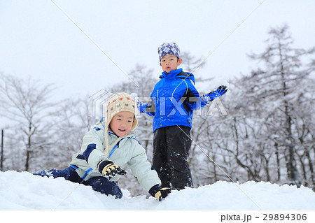 雪遊びする子供 29894306