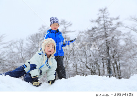 雪遊びする子供 雪遊びする子供 29894308