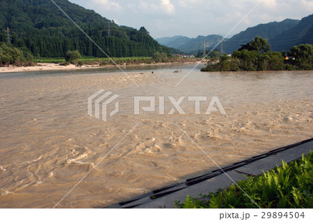 伊南川・只見川合流点の濁流　平成 23 年 7 月新潟・福島豪雨 29894504