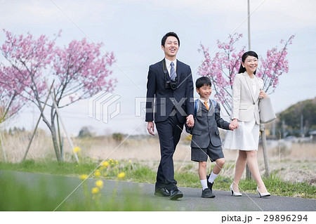 入学式　新一年生と両親 29896294