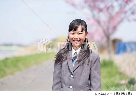 笑顔の女の子 春の写真素材