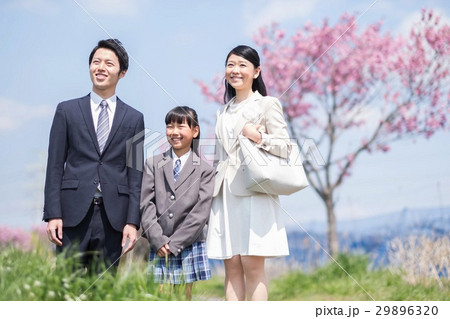 新年度　女の子と両親 29896320