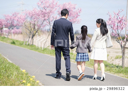 新年度 女の子と両親 新年度 女の子と両親 29896322