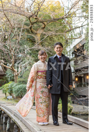振袖を着た女性とスーツの男性 29898893