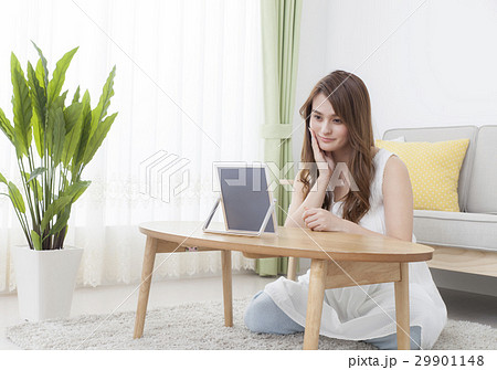 お肌を気にする20代女性 29901148