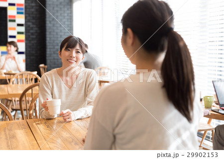 カフェでリラックスする女性 29902153