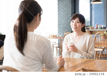 カフェでリラックスする女性 29902158