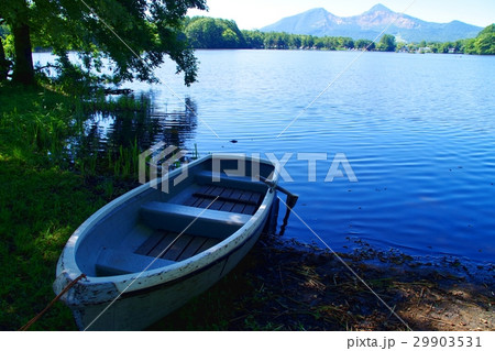 湖畔のボート 29903531