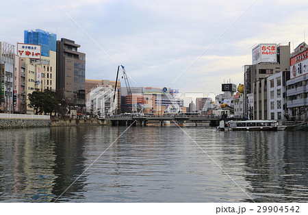 那珂川下流から中洲懸橋、春吉橋、キャナルシティ博多を見る 29904542