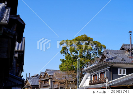 古き日本の佇まいと抜けるような青空　伊勢内宮前 おはらい町　c 29905742