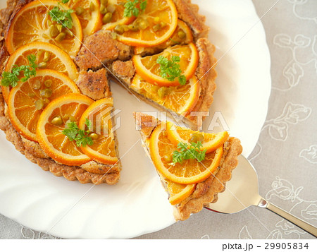オレンジ&ヘーゼルナッツクリームのタルト (横位置ハイアングル) オレンジ&ヘーゼルナッツクリームのタルト (横位置ハイアングル) 29905834