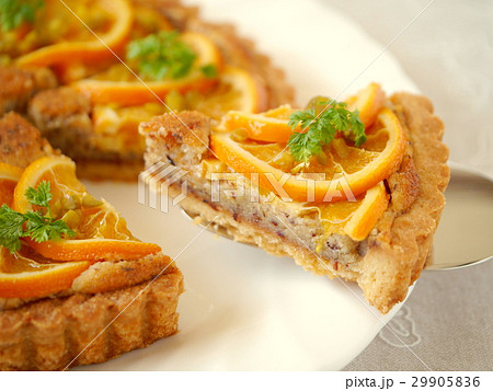 オレンジ&ヘーゼルナッツクリームのタルト　（横位置アップ） 29905836