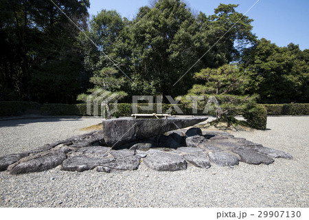 奈良　青空の神武天皇陵の手水所 29907130