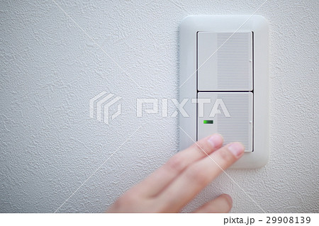 電気 スイッチ (ボディパーツ 人物 女性 ママ 母親 on off 電源 手 指 片手 右手) 29908139
